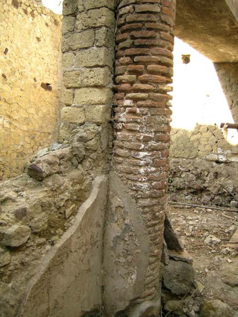 III.14/15, Herculaneum, April 2005. Looking towards north end of west wall, and column in north-west corner of room 12, joined to pilaster in room 13.
Photo courtesy of Nicolas Monteix.